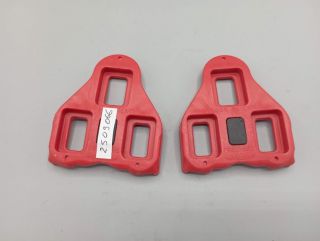 cale à chaussures rouge  look vélo vintage rétro années 1990